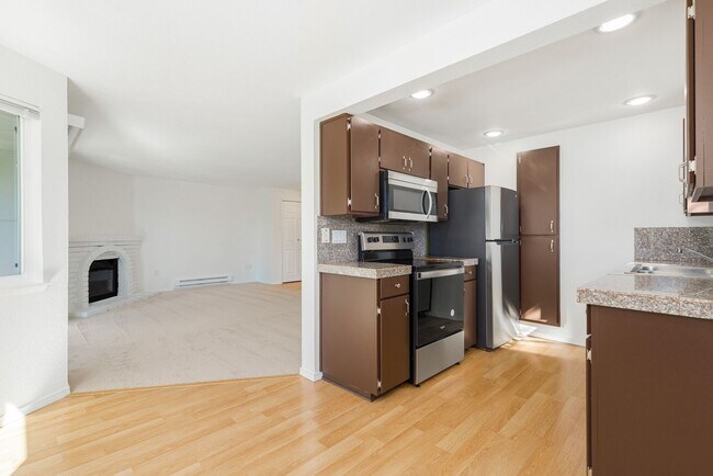Building Photo - 2 Bed, 1 Bath Condo with Easy Access to I-405