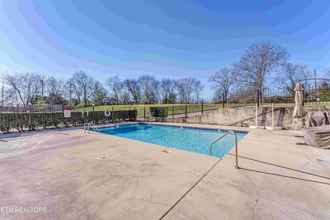 Building Photo - 523 N Bertrand St