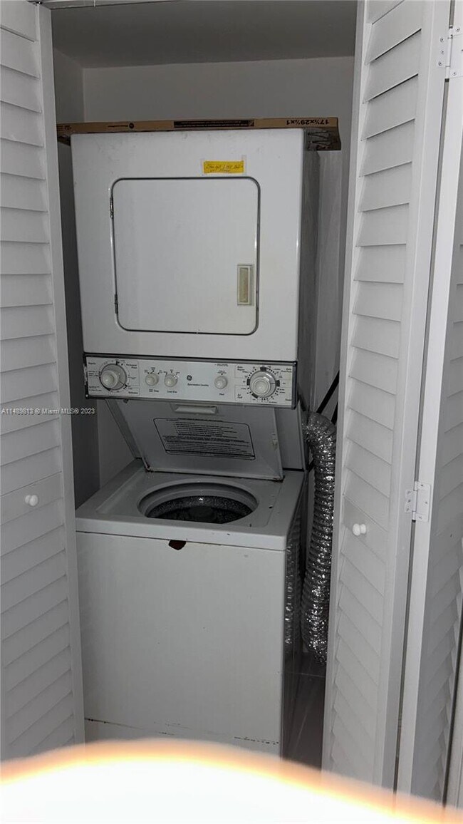 Building Photo - 800 E Cypress Ln