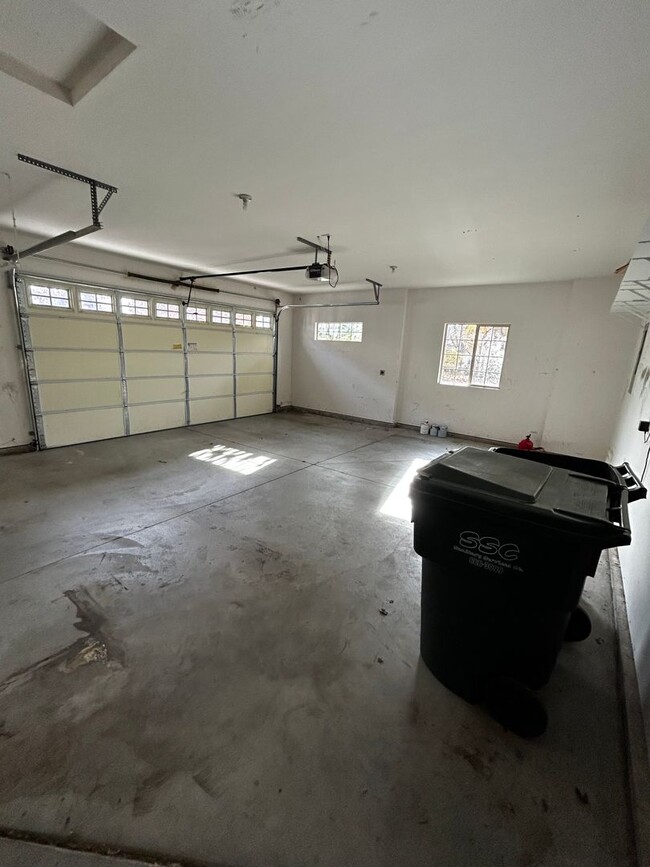 Building Photo - 3 Bedroom 2.5 Half Bath Home in Tuscany Vi...