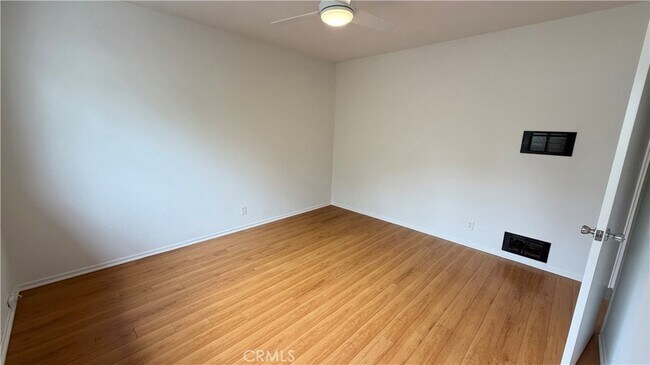 Building Photo - 919 N Orange Grove Ave