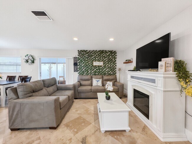 Building Photo - Discover the perfect Naples Park rental just minutes from the beach.