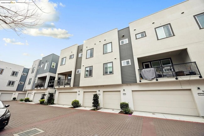 Building Photo - Modern 2+ Bedroom, 2++ Bathroom Living in ...