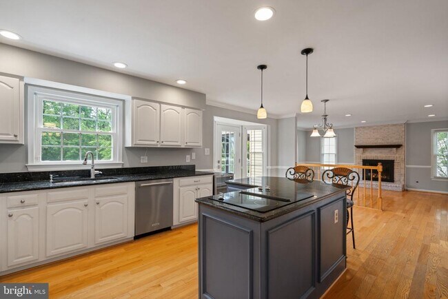 Building Photo - 8527 Silverview Dr