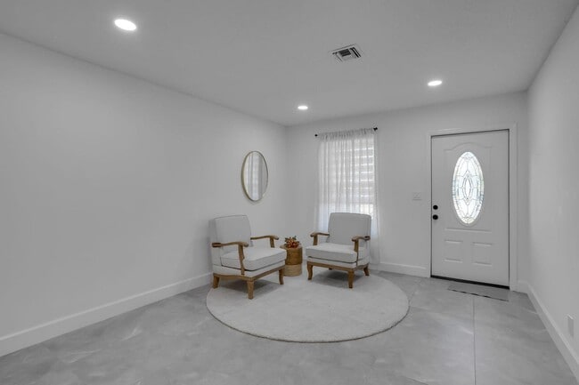 Building Photo - 604 SE 4th Ave