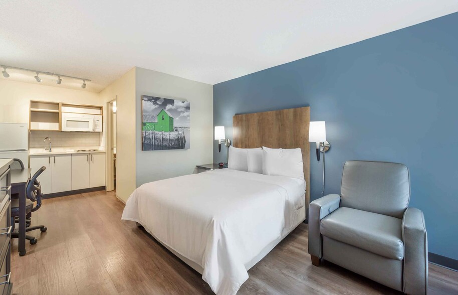 Building Photo - Furnished Studio-Miami - Airport - Blue Lagoon