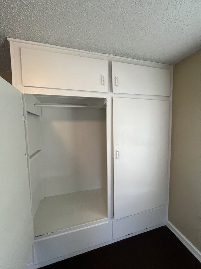 Building Photo - "Charming 3-Bed Home at 609 West Nagel Ave...