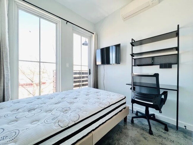Building Photo - Furnished room/NOT APARTMENT
