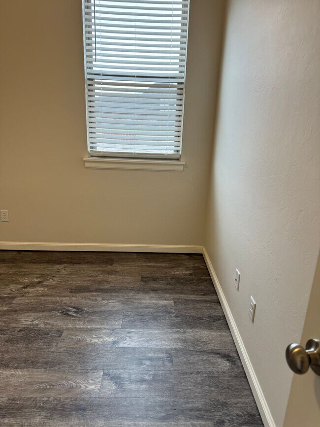 Building Photo - 3 Bed 2 bath with an office in The Enclave