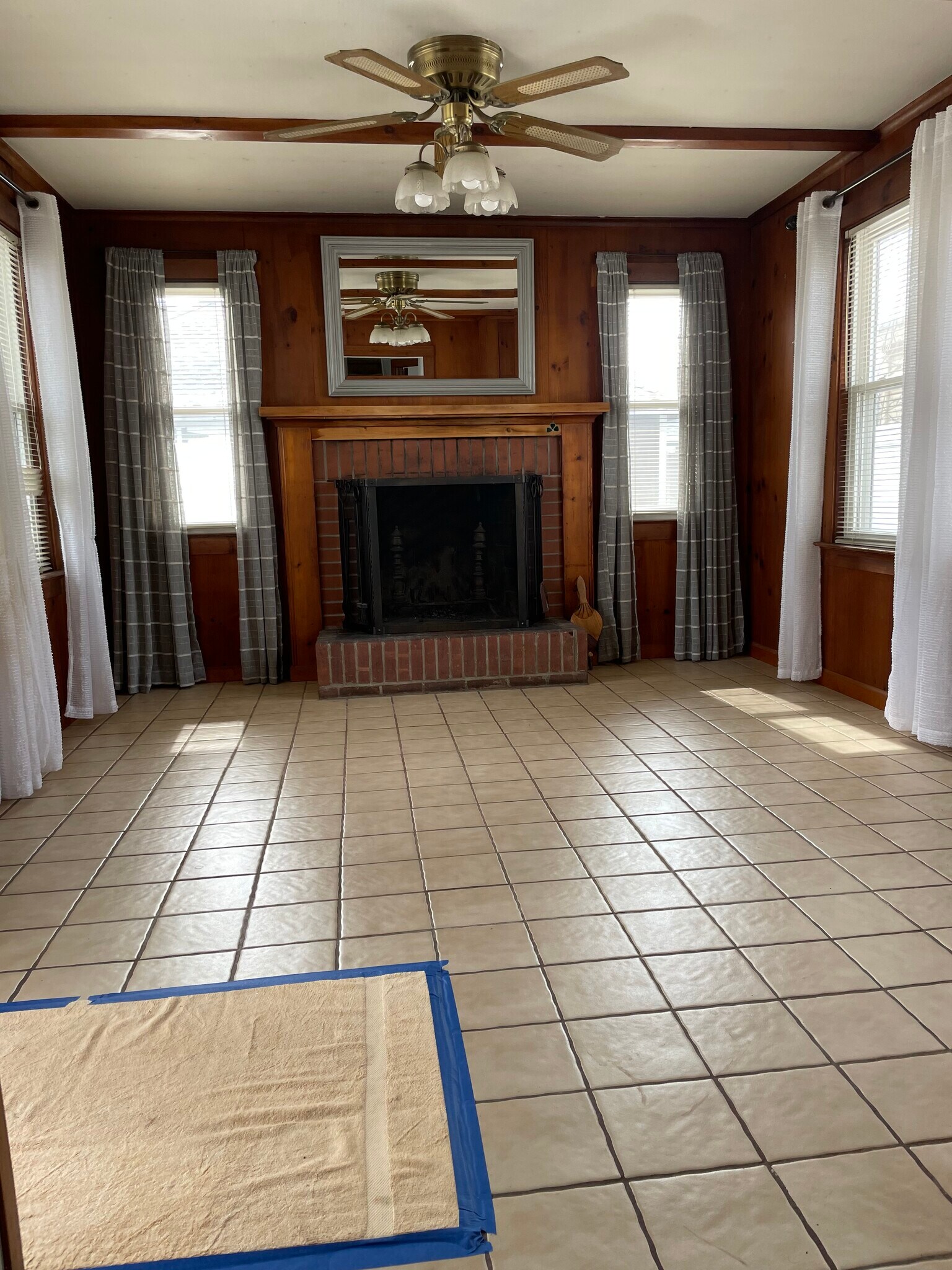 Living room with fireplace - 9 Miles St