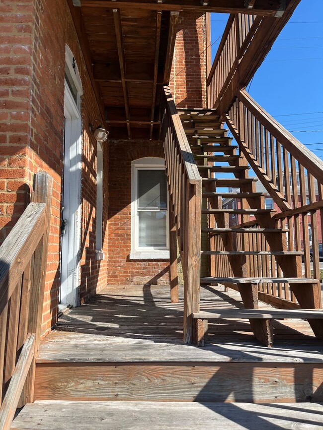 Primary Photo - 511 W Franklin St