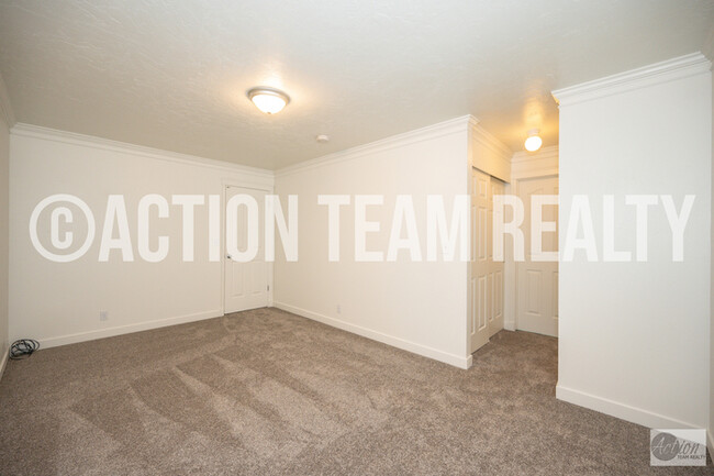 Building Photo - Newly Remodeled Duplex in Cottonwood Heights!