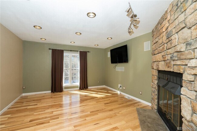 Building Photo - Beautiful Two Bedroom Two Bath Townhome in Indian Creek