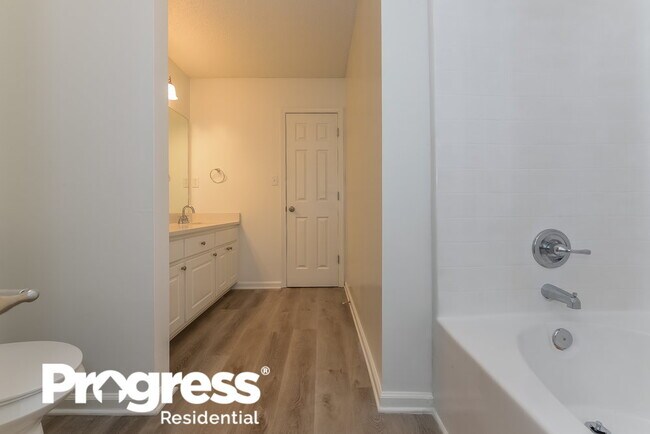 Building Photo - 6618 Saganaw Dr