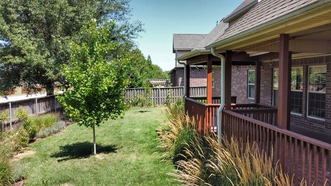 Building Photo - 1501 NE Greenbrier Ct