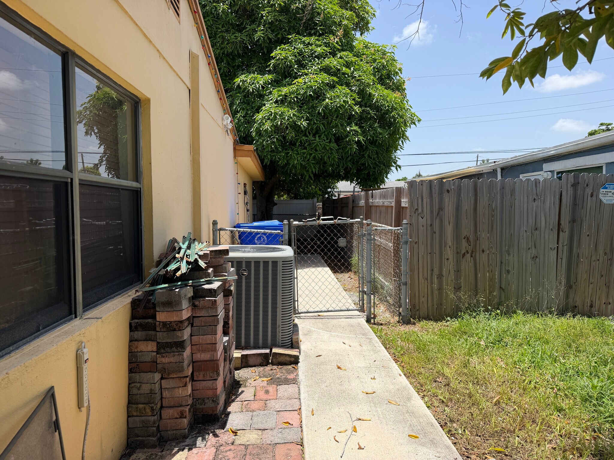 Building Photo - 1601 SW 63rd Ter