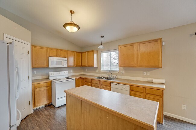 Building Photo - Spacious 3 bed, 2.5 bath home located in Wellington, CO