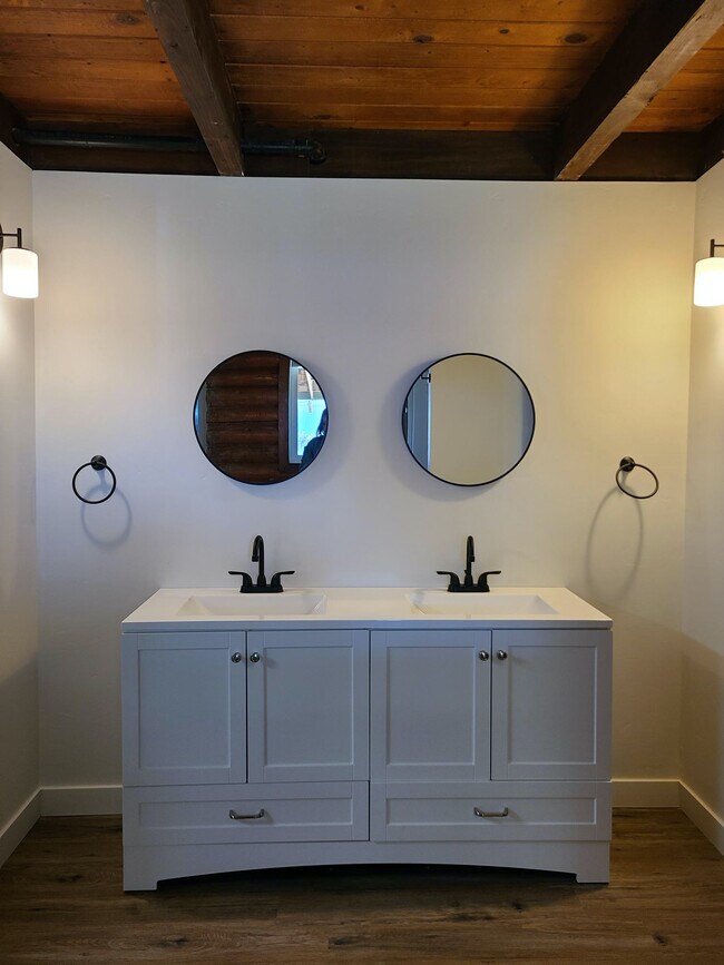 Building Photo - 15905 Ellis Ave