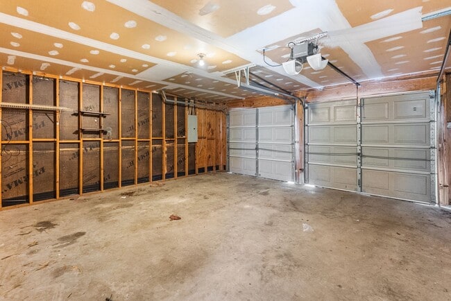 Building Photo - 3 BED | 2 BATH | NEWLY RENOVATED