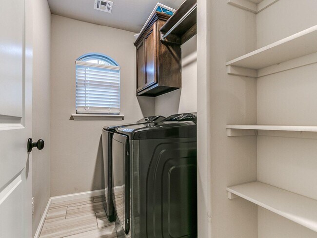 Building Photo - 3bed/2bath Home Available in the Heart of ...