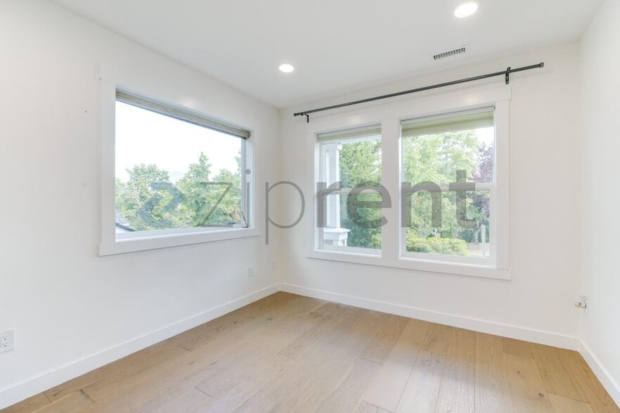 Building Photo - Unit