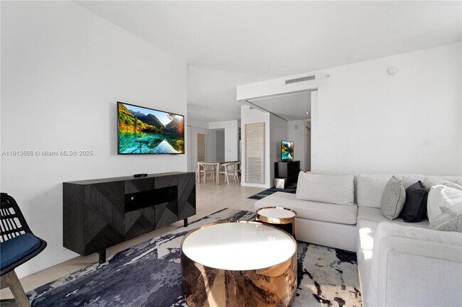 Building Photo - 3101 Bayshore Dr