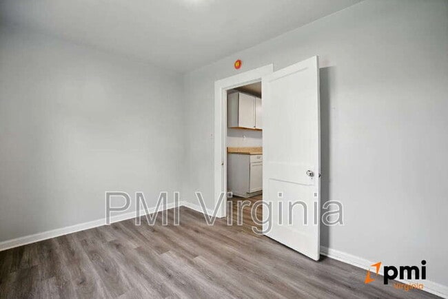 Building Photo - 2727 Jamestown Ave