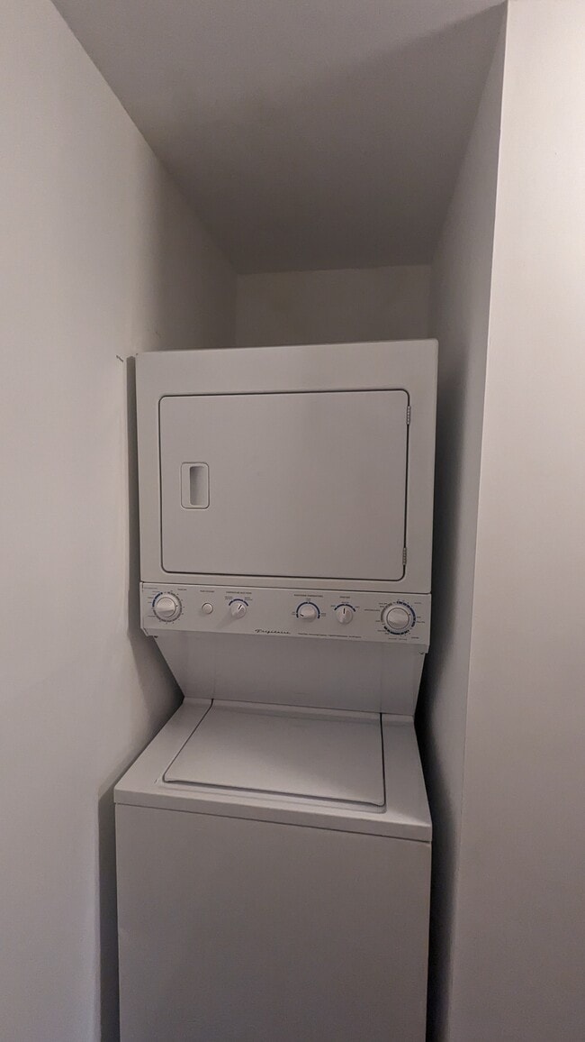 Building Photo - 616 White Oak Dr