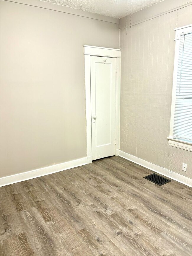 Building Photo - Updated home in West Louisville now availa...
