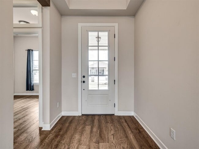 Building Photo - 915 Kings Canyon Rd