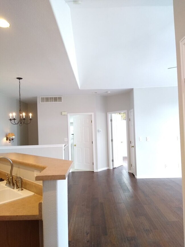 Building Photo - Stunning Highlands Ranch Townhome