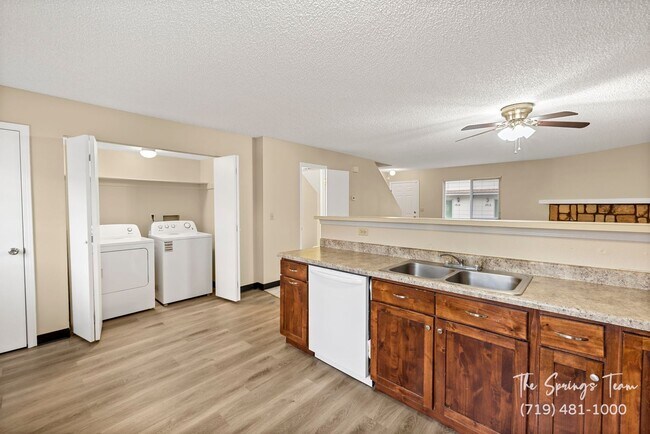 Building Photo - CHARMING 3BD/1.5BA TOWNHOME - NEW CARPET!