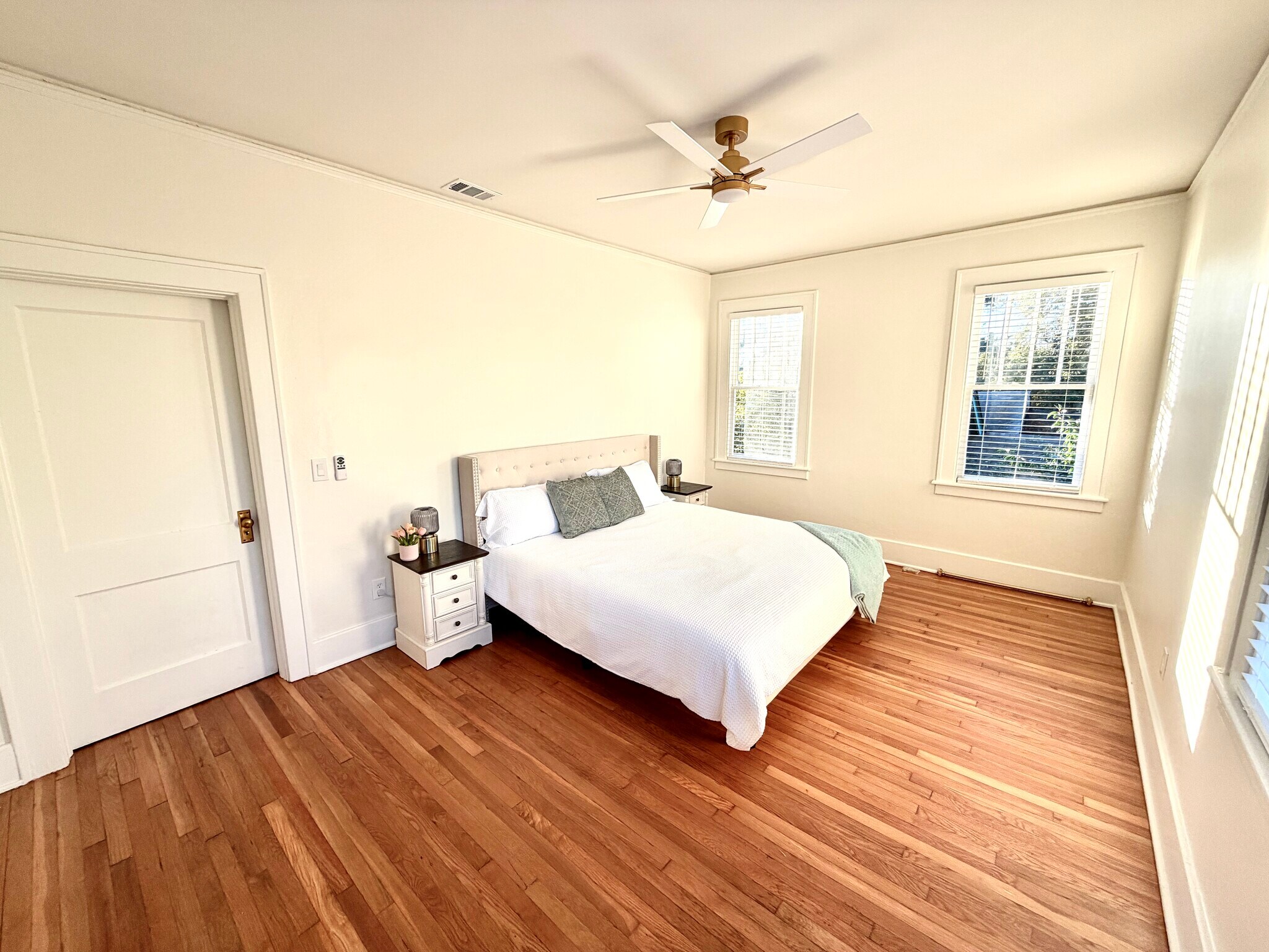 Building Photo - 726 E 40th St