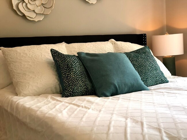 Building Photo - Charming Tudor 3 Blocks From Mayo