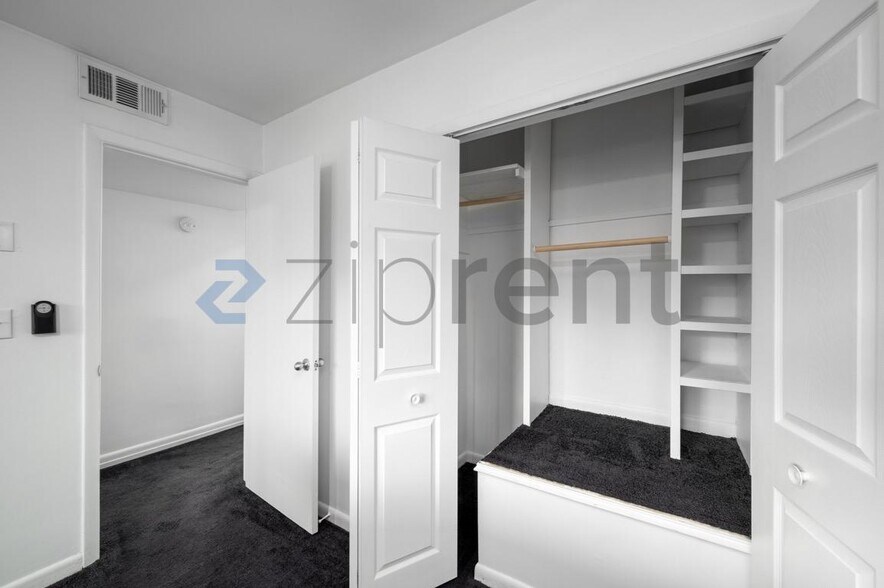 Building Photo - Unit 206