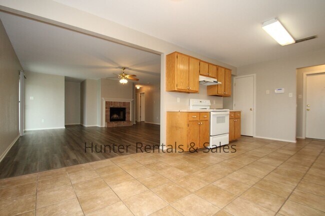 Building Photo - Hymesa Estates!