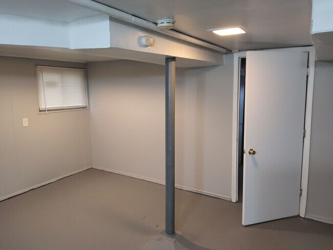 Building Photo - Welcome to this Chicago-style brick Bungal...