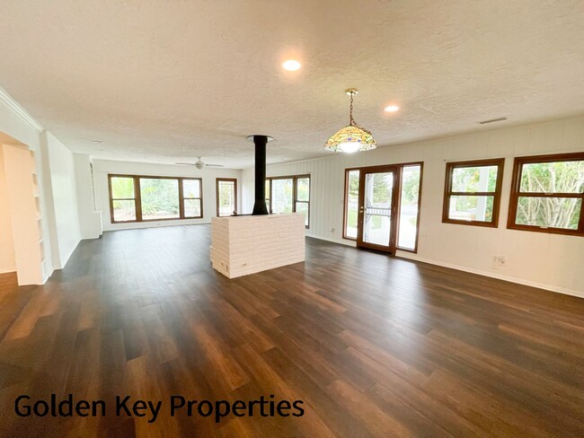 Building Photo - Charming farmhouse available in rural Vist...