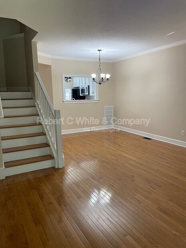 Building Photo - 402 Cambridge Cmns