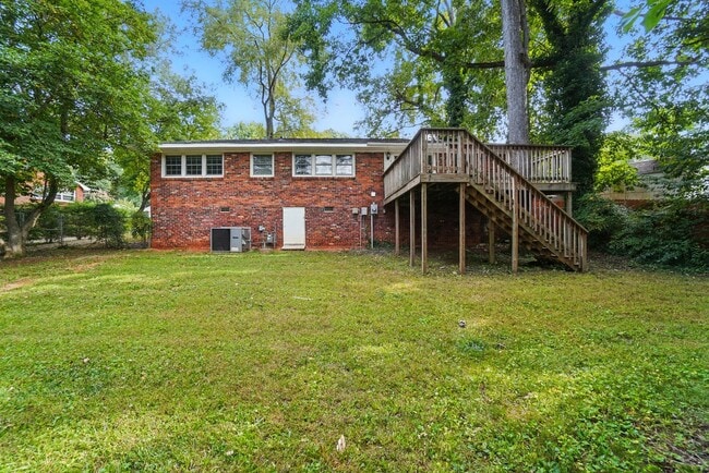 Building Photo - Perfect blend of Charm and Convenience!