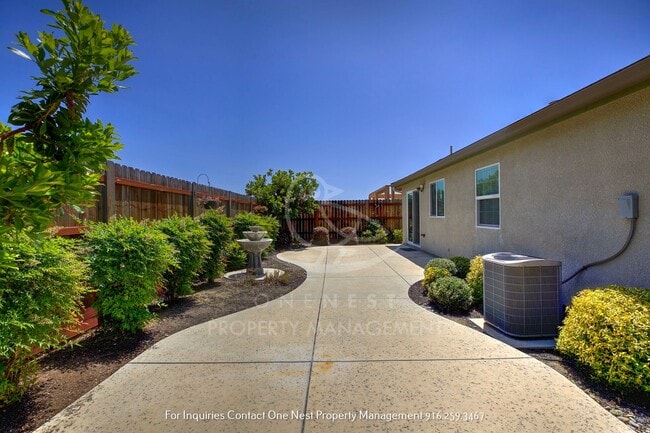 Building Photo - 4 Bedroom, 2 bathroom home with fenced yard