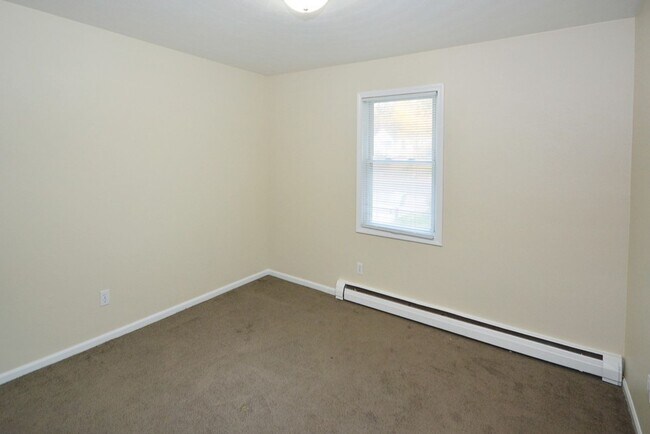 Building Photo - ***Ask about our Security Deposit Alternative!*** $899- Remodeled one bedroom apartment in Eastwood