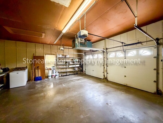 Building Photo - 4 bedroom 2 bath on quiet street in Briarwood