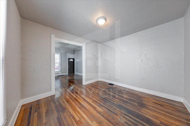 Building Photo - 1106 S Reisner St