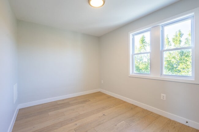 Building Photo - Beautiful 3 BR/3 BA Townhome in Brentwood!