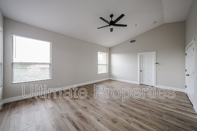 Building Photo - 6033 E Smokehouse Trail