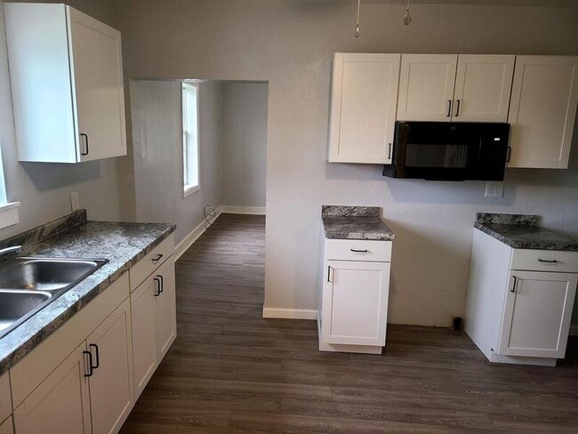 Building Photo - 411 First St