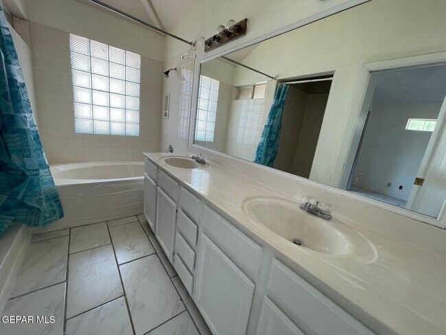 Building Photo - 4304 Loma Alegre Dr