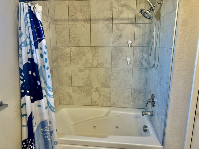 Building Photo - 920 Queen St