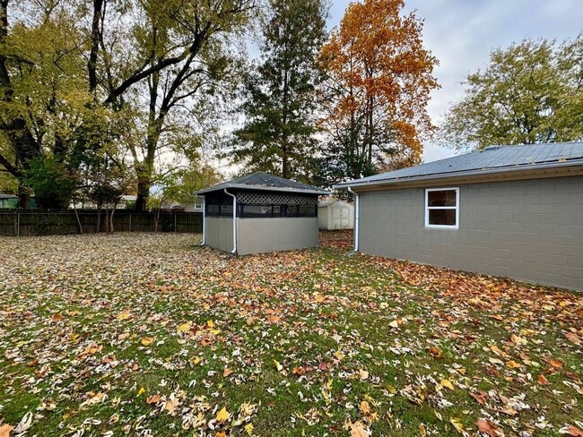 Building Photo - Updated 1-brm home - huge living room, brand new flooring, washer/dryer, new kitchen, new bathroo...